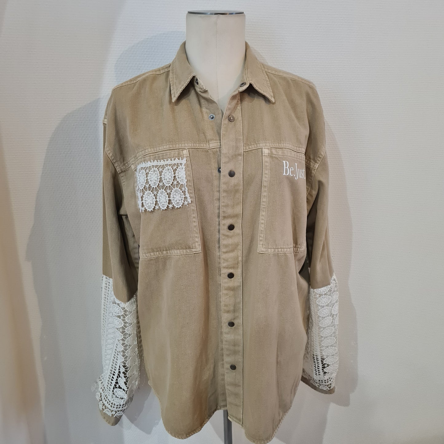 Surchemise en jeans et dentelle