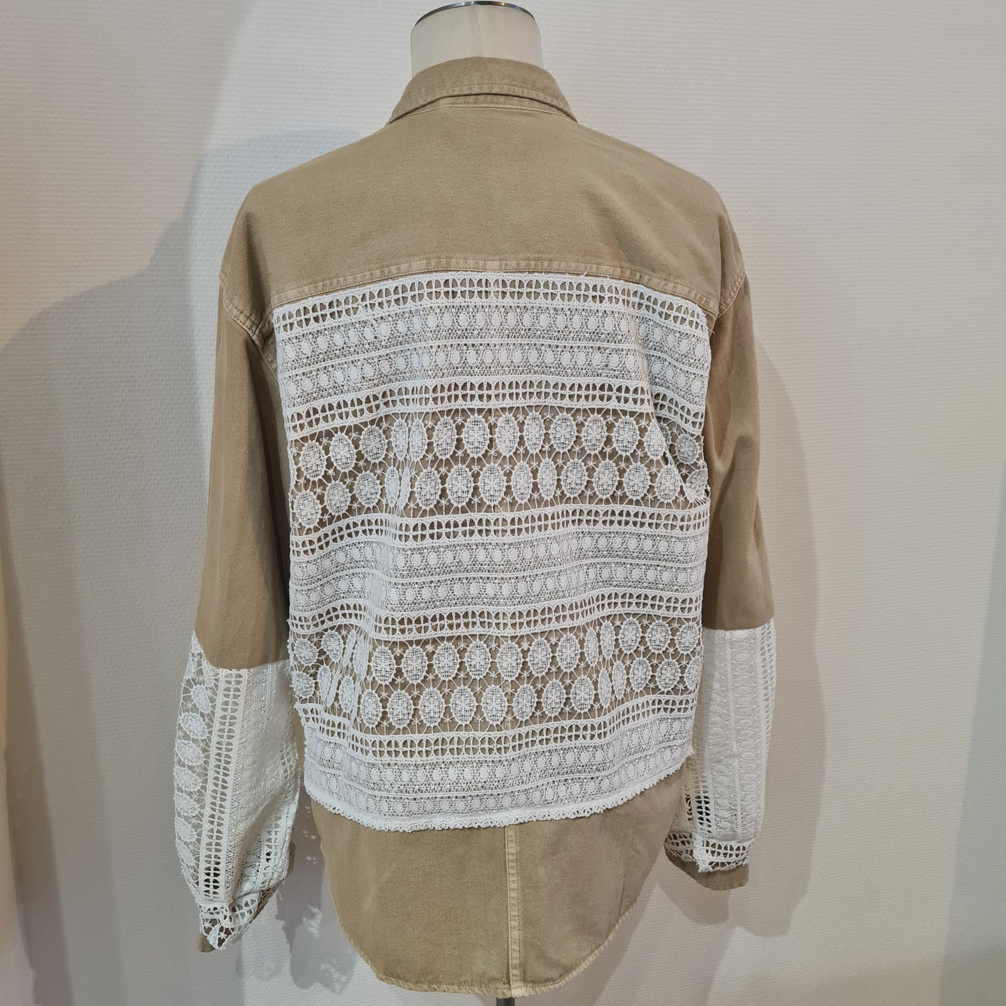 Surchemise en jeans et dentelle