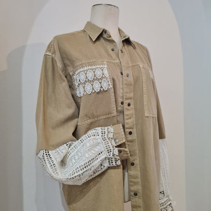 Surchemise en jeans et dentelle